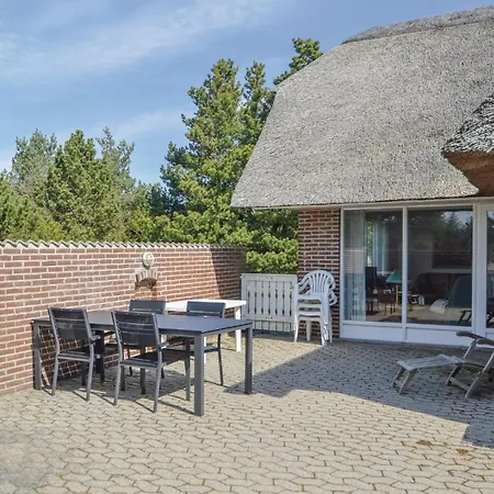 Three-bedroom In Feriehus *